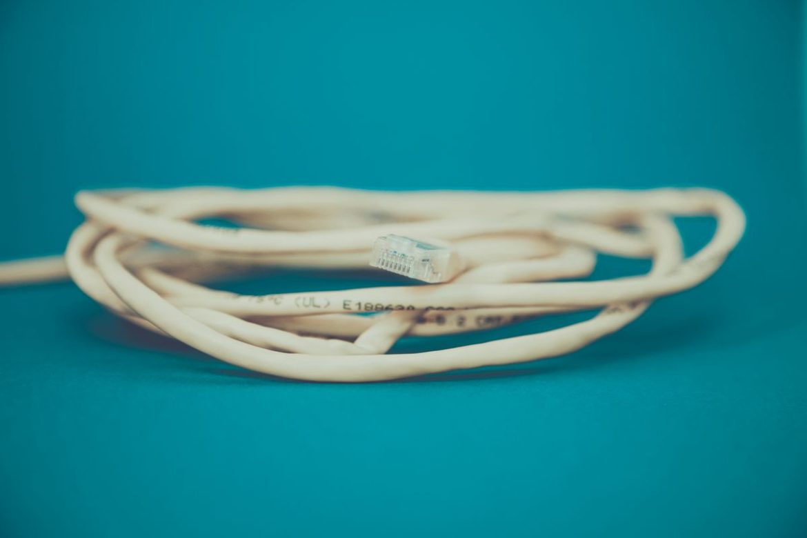 opgerolde netwerkkabel op een blauwe achtergrond internetentvmetcadeau.nl