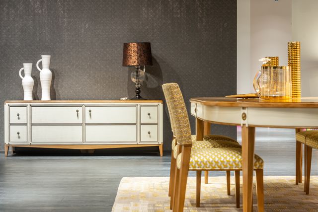 Eetkamer met houten tafel en stoelen onder warme verlichting